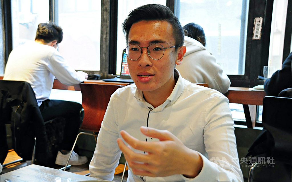 參選香港立法會的抗爭派區議員梁晃維30日遭選舉主任取消參選資格(DQ),他指大規模DQ讓議會路線似已到盡頭。圖為梁晃維1月來台觀選。中央社記者沈朋達攝 109年7月31日