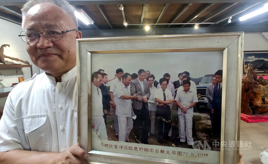 前總統李登輝30日晚間過世,消息很快在台東縣鹿野鄉永安村傳開,許多茶農不捨,前鹿野地區農會總幹事潘永豐(圖)翻出泛黃的老照片,看著當年李登輝說,「他老先生 (李登輝)是農村的再造父母」。中央社記者盧太城台東攝 109年7月31日