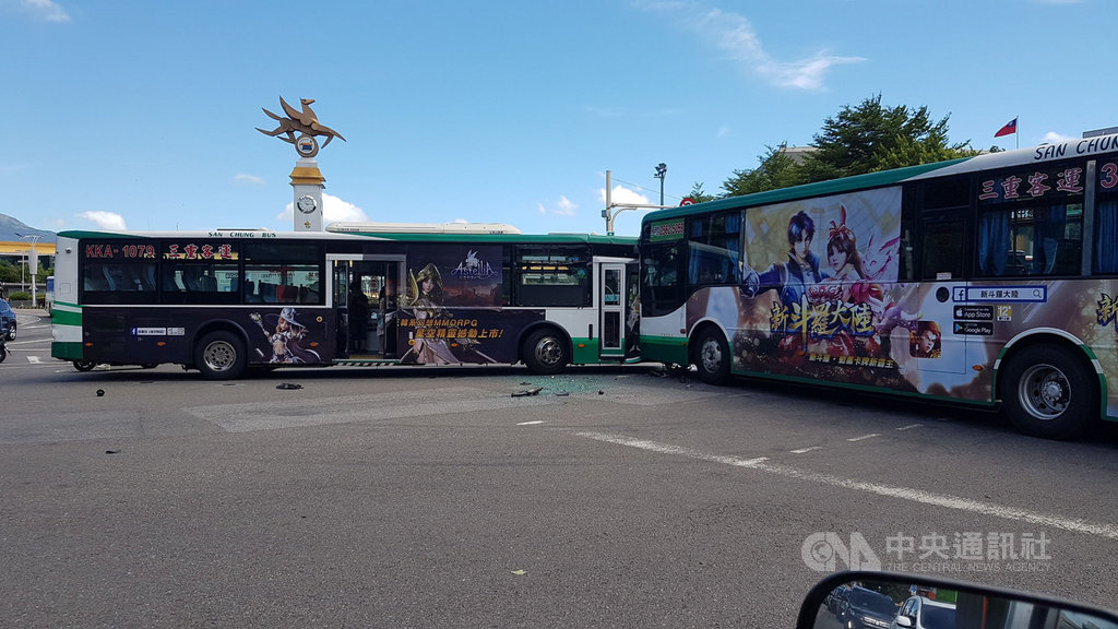 台北市松山區敦化北路、民權東路附近路口31日上午發生2輛公車互撞意外,造成2男2女受傷,傷者送醫前意識清醒,警消獲報到場時發現2輛公車車頭對撞,至於詳細車禍原因還在調查釐清。(民眾提供)中央社記者劉建邦傳真 109年7月31日