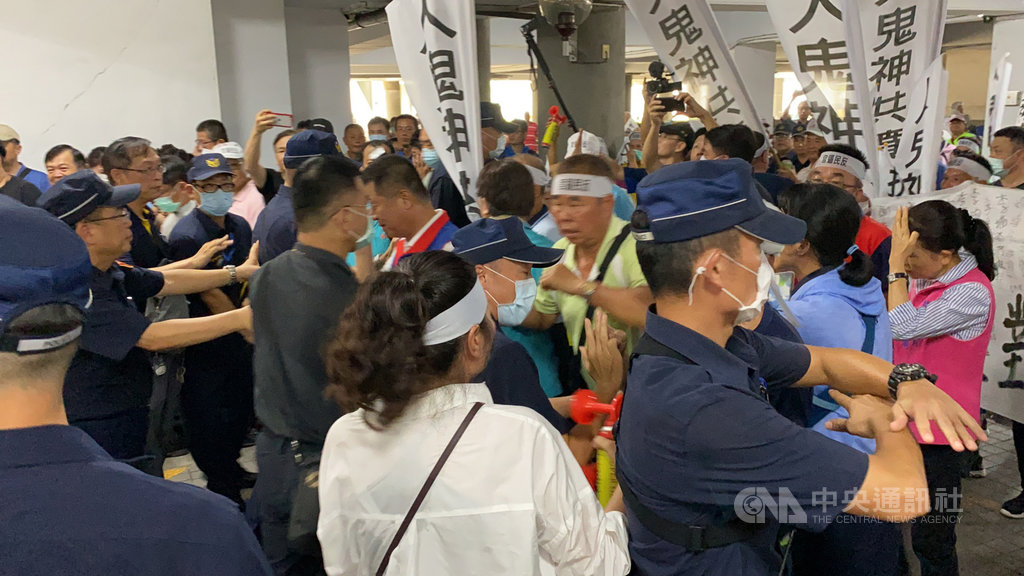 台南市政府計畫在學甲區設置動物保護教育園區,當地反對居民31日前往台南市政府永華市政中心抗議,數度爆發推擠。中央社記者張榮祥台南攝 109年7月31日