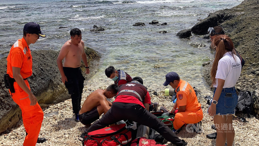 台東綠島31日下午有一名女遊客潛水失蹤,海巡動員搜救,但女遊客被發現時頭部受傷陷入昏迷,送醫不治。(海巡提供)中央社記者盧太城台東傳真 109年7月31日