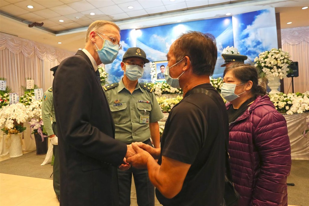 美國在台協會處長酈英傑(前左)30日出席陸軍航特部殉職飛官簡任專及高嘉隆聯合公奠。(國防部提供)