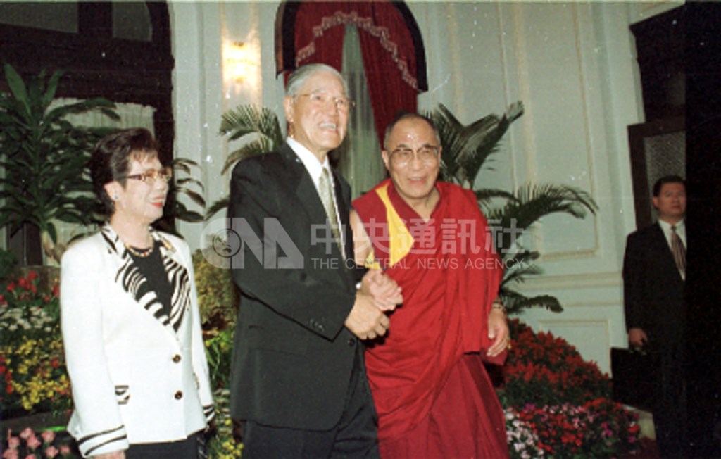 達賴喇嘛（右）獲知前總統李登輝（中）辭世後，致函李登輝夫人曾文惠（左）和其家屬表達哀悼之意，稱讚李登輝對台灣民主貢獻非凡，是他的朋友和藏人的盟友。圖為李登輝與曾文惠於1997年3月27日在台北賓館會見達賴喇嘛。（中央社檔案照片）