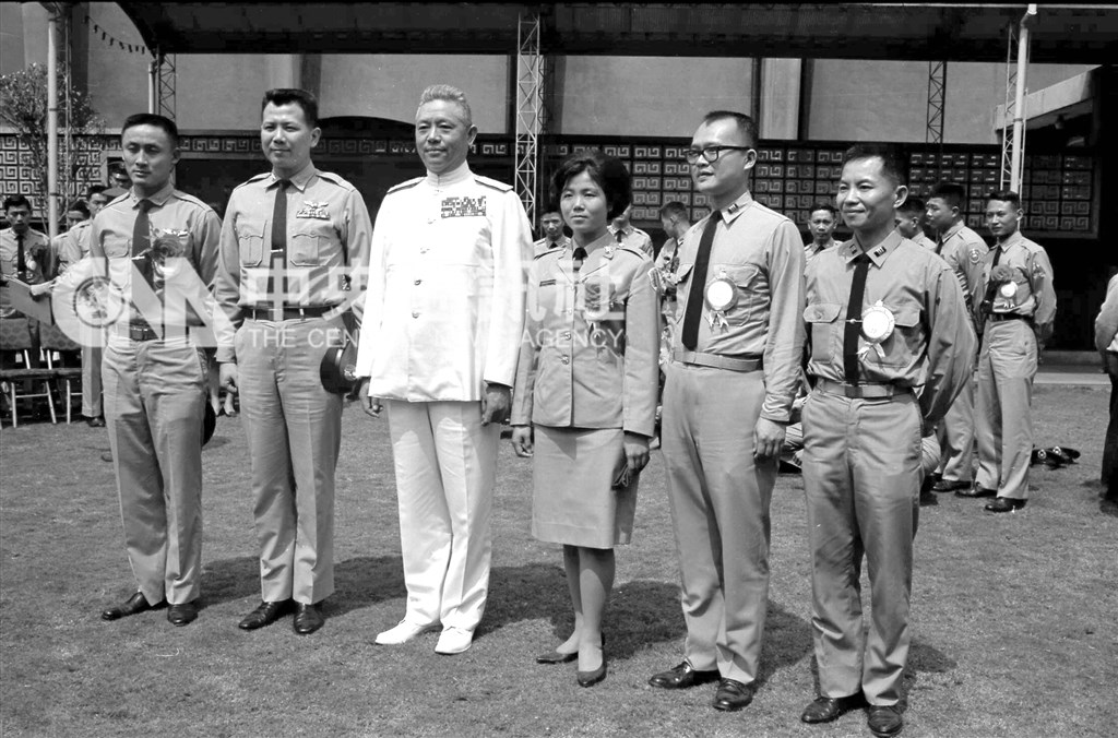 空軍胡世霖、石貝波(左1)兩名上尉飛官在民國56年的113空戰各擊落一架敵機。圖為黎玉璽總長1967年3月25日與陸海空三軍代表合影,石貝波當時為空軍代表。(中央社檔案照片)