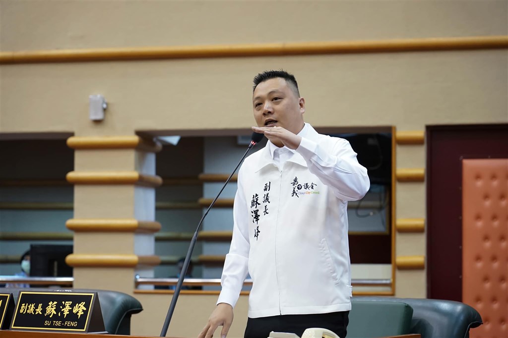 無黨籍嘉義市副議長蘇澤峰(圖)108年12月對警員拍桌怒嗆,被檢方以妨害公務罪起訴,法院31日判處蘇澤峰有期徒刑5個月,得易科罰金,全案可上訴。圖為蘇澤峰109年5月間議會質詢畫面。(取自蘇澤峰臉書facebook.com)
