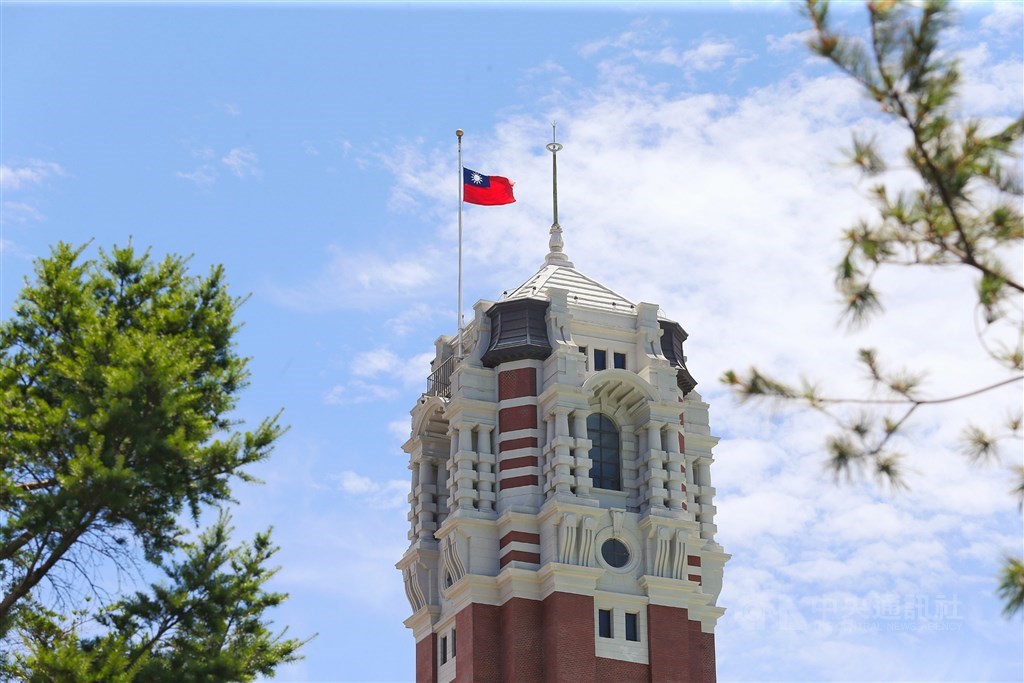前總統李登輝辭世,總統府31日召開治喪工作會議,會中決定中午12時起各機關降半旗3天。圖為總統府降半旗致哀。中央社記者郭日曉攝 109年7月31日