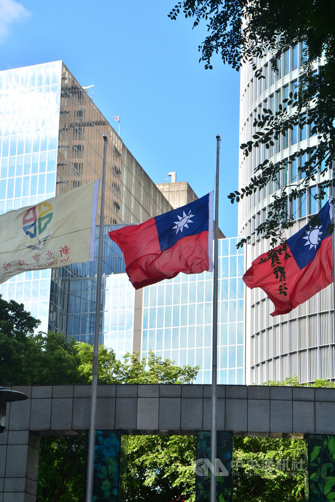 前總統李登輝辭世,總統府秘書長蘇嘉全31日召開治喪工作會議,決定自中午12時起各機關下半旗3天,新北市政府配合將市旗、國旗下半旗以表哀悼。中央社記者黃旭昇新北市攝 109年7月31日