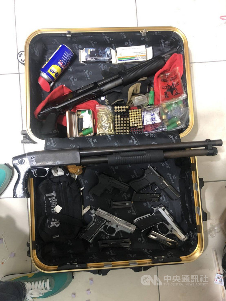 台北市警方31日宣布逮捕20歲簡姓男子,查出簡男涉替幫派保管非法槍械。警方逮人時,在屋內的一只行李箱發現4把手槍、2把長槍及94發子彈。(警方提供)中央社記者劉建邦傳真 109年7月31日