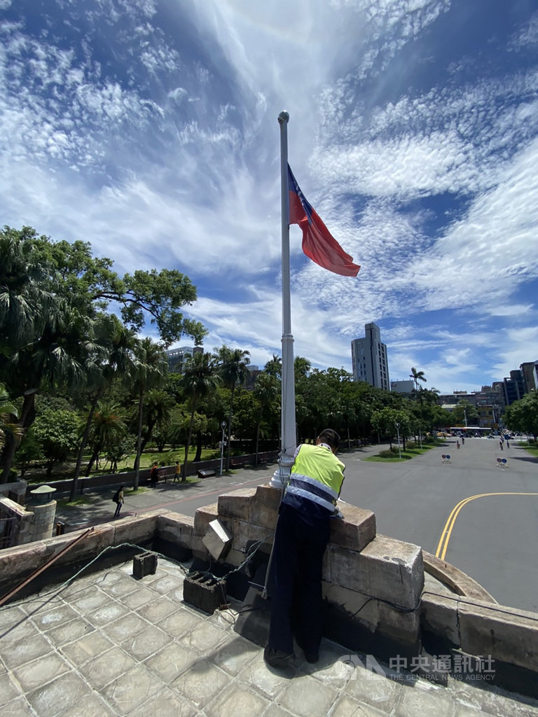 前總統李登輝30日晚間辭世,享耆壽98歲。總統府宣布,全國各機關、學校自31日中午12時起降半旗3天,以表哀悼。國立台灣大學收到教育部通知後,隨即配合辦理。(台大提供)中央社記者陳至中傳真 109年7月31日