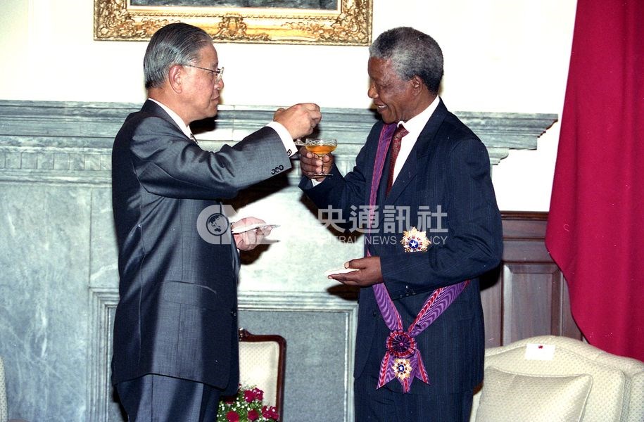 前總統李登輝（左）生前與南非前總統曼德拉友好，1994年曼德拉當選南非首位黑人總統時，李登輝親自飛往南非出席就職典禮，不但見證了兩人的友誼，也為台灣外交寫下新頁。（中央社檔案照片）