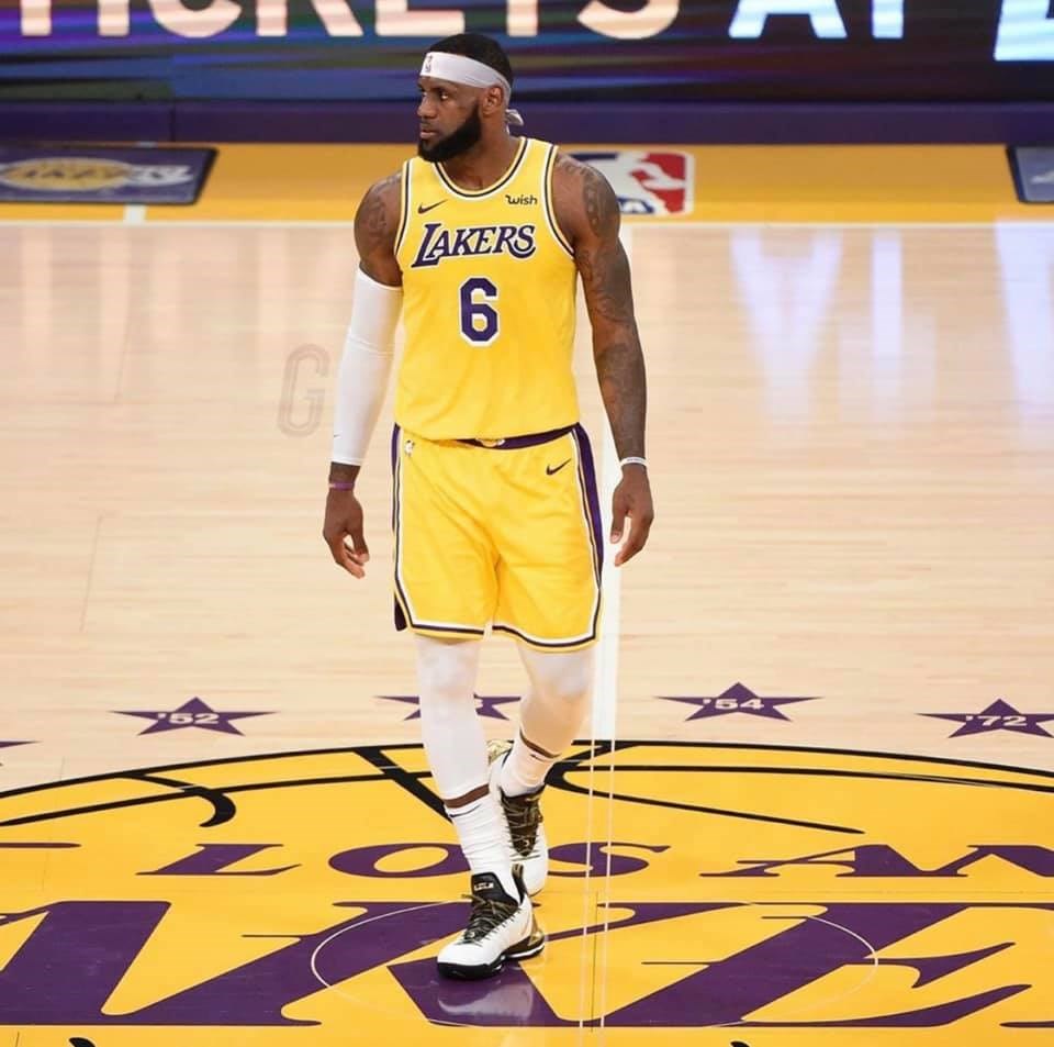 NBA30日復賽首日重頭戲,西區前2的湖人、快艇之戰,詹姆斯在比賽讀秒階段飛身把自己投不進的球放進籃框,湖人靠這關鍵一擊,以103比101擊敗快艇。(圖取自facebook.com/LeBron)