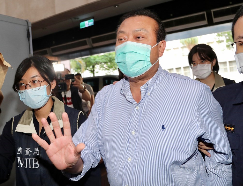 台北地檢署偵辦立委涉收賄案,立委蘇震清(右)1日清晨7時許抵達北檢,面對媒體詢問是否收賄,僅提醒記者「小心」,未做回應。中央社記者張皓安攝 109年8月1日