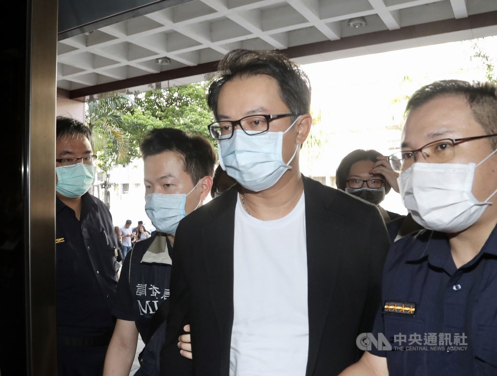 台北地檢署偵辦立委涉收賄案,統領百貨總經理翁華利(中)1日上午移送北檢複訊。中央社記者張皓安攝 109年8月1日