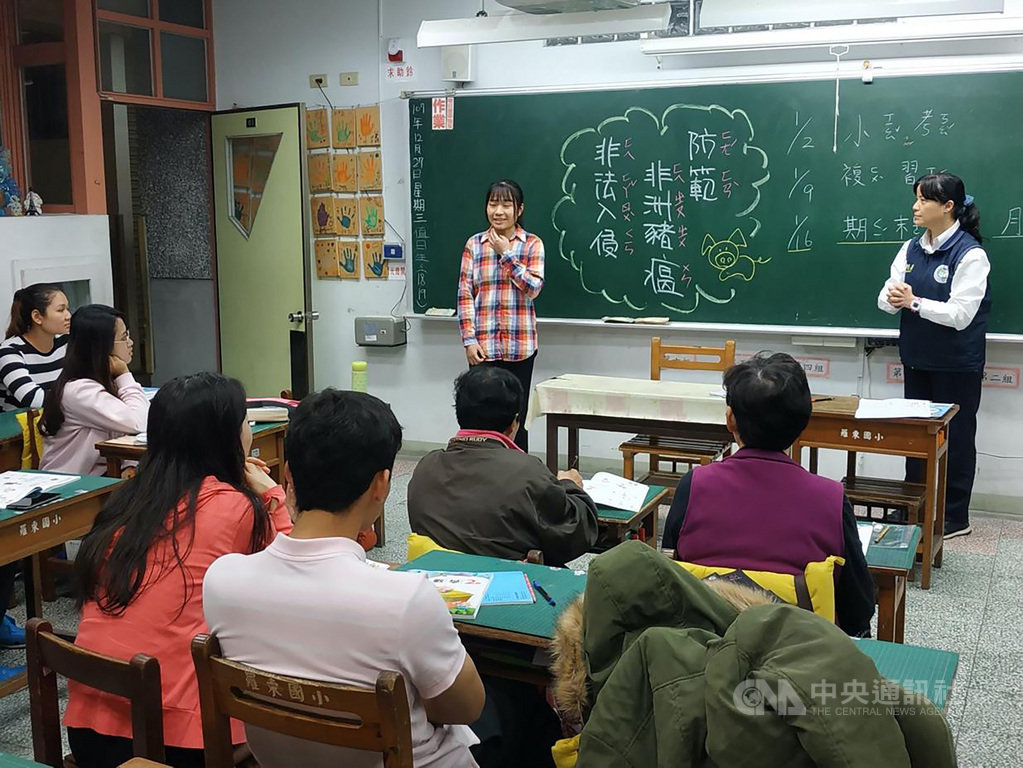 第20屆保德信青少年志工菁英獎「親善大使獎」得主鄭翠玄(後左)出生於越南,以自身語言專長擔任志工,除協助照顧弱勢學童,也幫助新住民適應台灣生活。(保德信青少年基金會提供)中央社記者陳至中傳真 109年8月1日