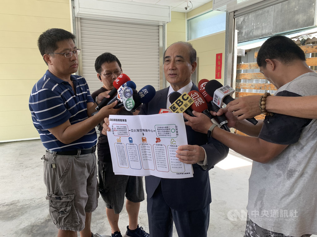 高雄市長補選電視政見發表會1日下午登場,前立法院長王金平(中)上午表示,民進黨提名的陳其邁和國民黨提名的李眉蓁,兩人聲量平分秋色。中央社記者張榮祥高雄攝 109年8月1日