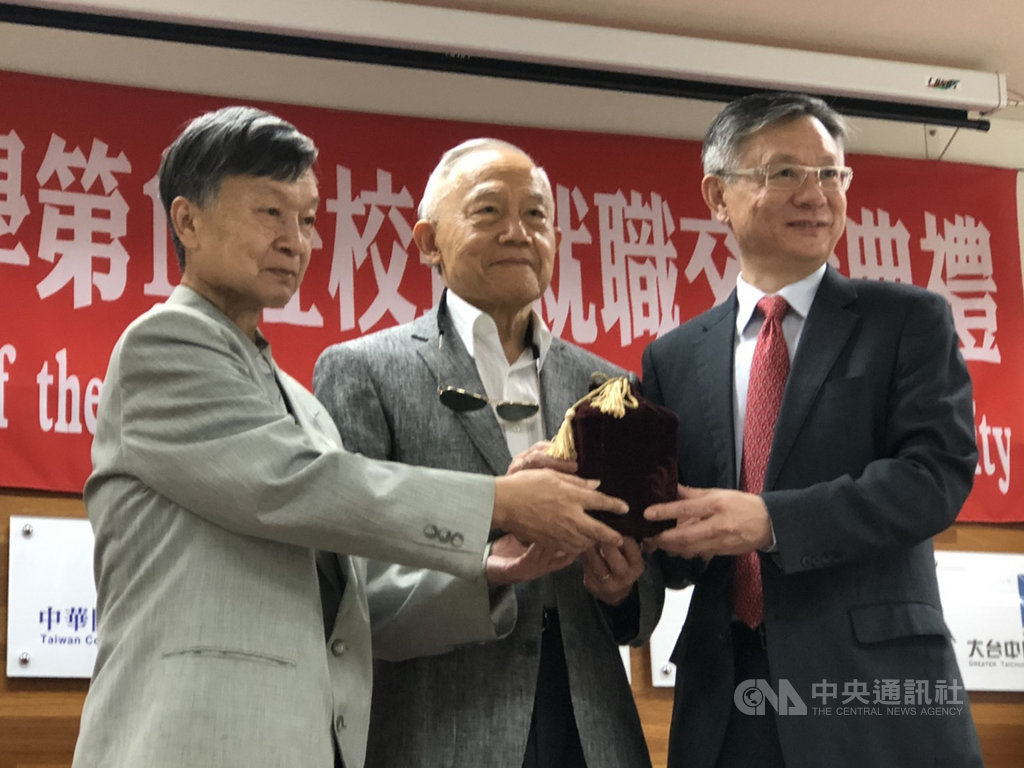 僑光科技大學1日舉行第14任校長交接暨就職典禮,在董事長陳伯濤(中)監交下,代理校長吳嘉生(左)將校長印信交接給余致力(右)。中央社記者趙麗妍攝 109年8月1日