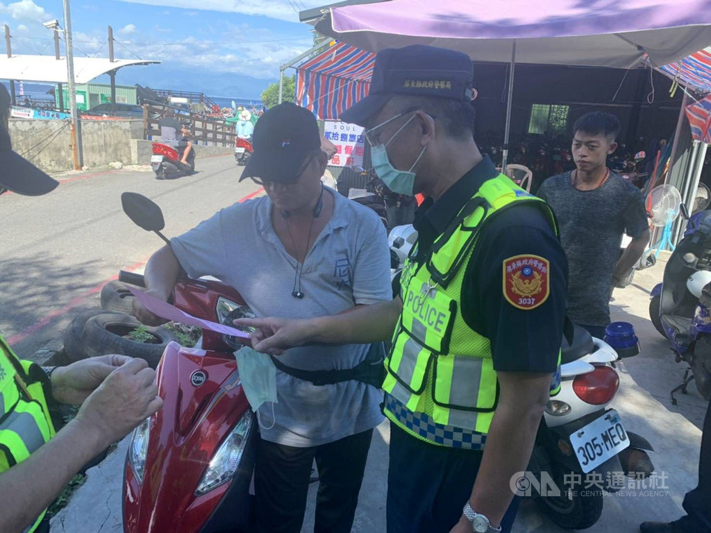 國內疫情趨緩,暑假屏東小琉球遊客暴增,騎機車不戴安全帽、違規停車等亂象叢生,警方除加強取締外,也向租車及民宿業進行宣導。中央社記者郭芷瑄攝 109年8月1日