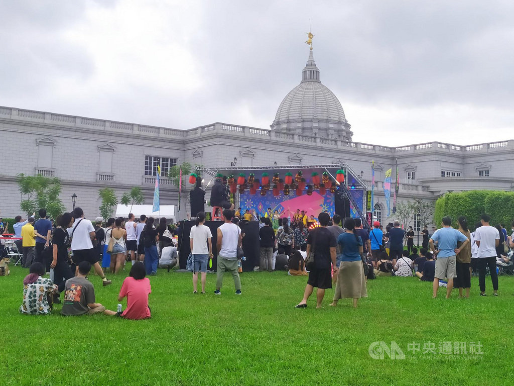 公視台語台開台週年,1日下午在台南奇美博物館舉辦「台語當時行,度晬向前行」音樂會,邀請多組不同風格藝人及團體到場獻聲,吸引民眾駐足聆賞。(公視人員提供)中央社記者張榮祥傳真 109年8月1日