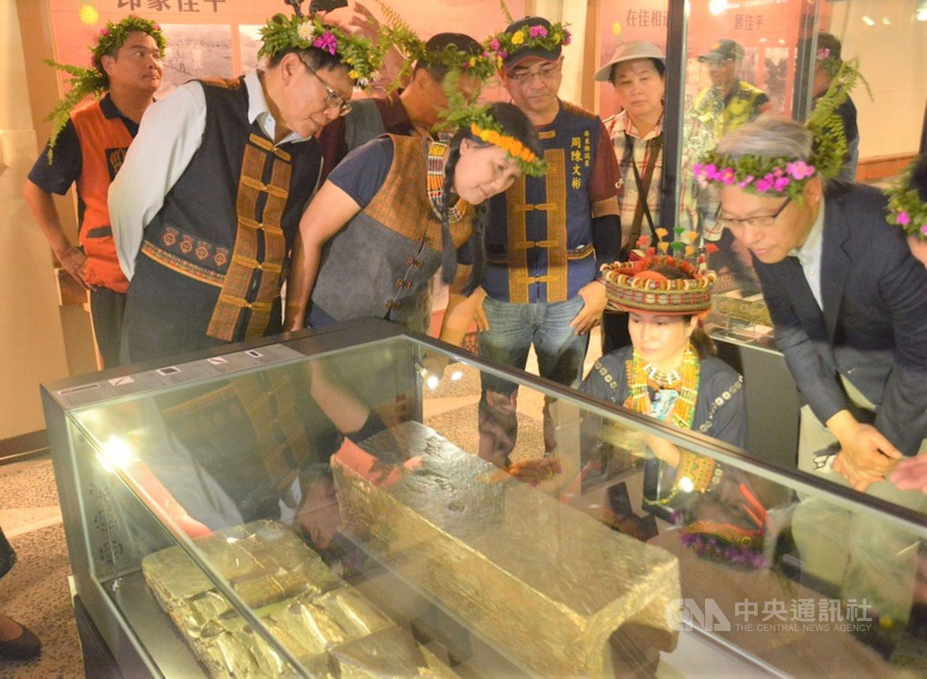 「召喚kaviyangan的記藝–回佳」共作展1日在屏東縣泰武鄉佳平法蒂瑪聖母舊堂舉行開幕活動,縣長潘孟安(前左起)、民進黨籍原住民立委伍麗華出席參觀。(屏東縣政府提供)中央社記者郭芷瑄傳真 109年8月1日