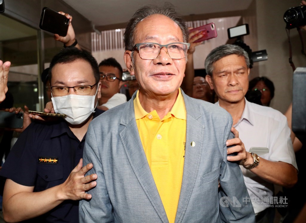 台北地檢署偵辦立委涉收賄案,約談6名前後任立委說明,立委陳超明(中)1日凌晨前往北檢應訊。中央社記者張皓安攝 109年8月1日