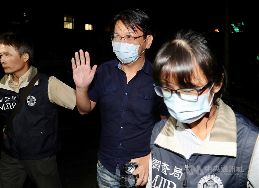 台北地檢署偵辦立委涉收賄案,指揮調查局兵分65路搜索,並約談6名前後任立委等63人說明,前立委徐永明(中)1日清晨到北檢應訊。中央社記者張皓安攝 109年8月1日