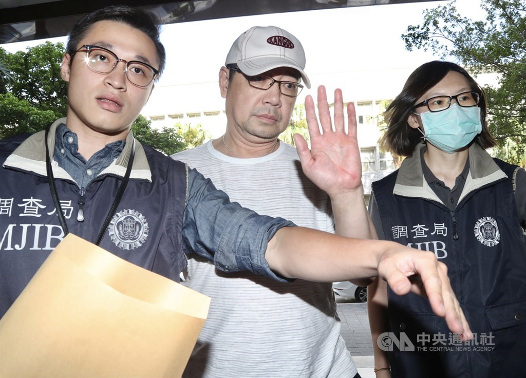 台北地檢署偵辦立委涉收賄案,是知管理顧問公司總經理郭克銘(中)1日上午移送北檢複訊。中央社記者張皓安攝 109年8月1日
