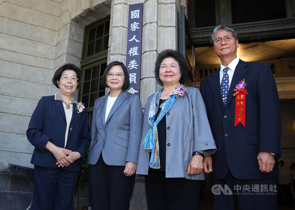 監察院1日舉行第6屆院長、秘書長就職暨國家人權委員會揭牌典禮,總統蔡英文(左2)、新任監察院長陳菊(右2)、卸任監察院長張博雅(左1)與監委鴻義章(右1)共同為國家人權委員會揭牌。中央社記者郭日曉攝 109年8月1日