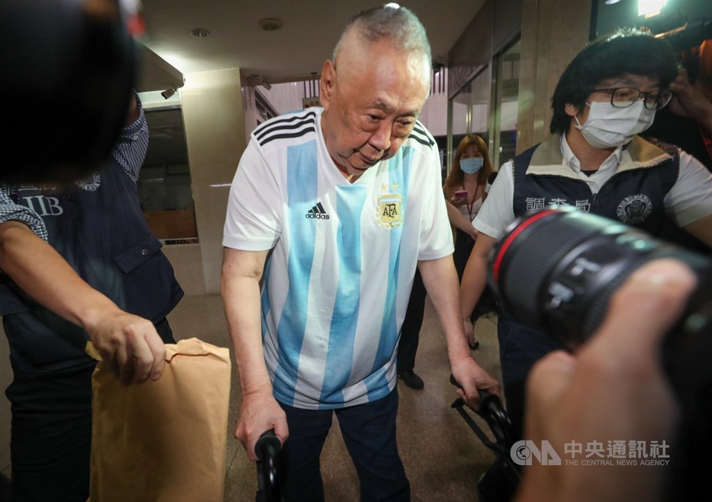 立委被控收賄介入SOGO經營權之爭,台北地檢署31日兵分65路搜索並約談相關人士。展雲事業公司負責人鍾克信(中)晚間至北檢說明。中央社記者裴禛攝 109年8月1日