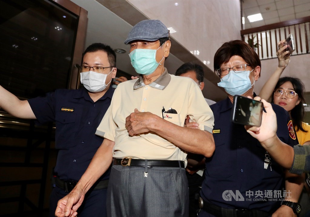 台北地檢署偵辦立委涉收賄案,約談6名前後任立委說明,前立委陳唐山(中)1日在北檢複訊後,以新台幣50萬元交保離去。中央社記者張皓安攝 109年8月1日