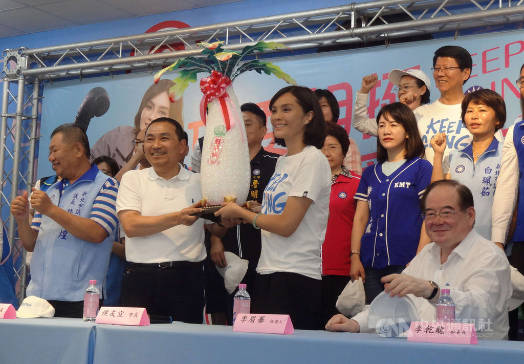 高雄市長補選15日將投票,新北市長侯友宜(前右3)1日南下輔選國民黨籍候選人李眉蓁(前右2),送上大型好彩頭,也籲請高雄市民全力支持李眉蓁。前右為國民黨秘書長李乾龍。中央社記者陳朝福攝 109年8月1日