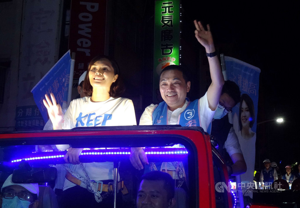 高雄市長補選進入倒數階段,15日即將投開票。新北市長侯友宜(前右)1日南下輔選國民黨籍候選人李眉蓁(前左),一起展開車隊掃街拜票。中央社記者陳朝福攝 109年8月1日