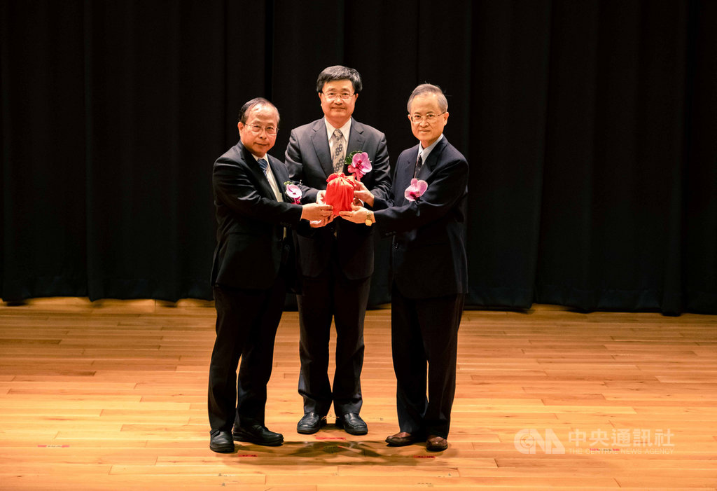 高雄醫學大學附設中和紀念醫院院長交接典禮1日舉行,在高雄醫學大學校長鐘育志(中)監交下,卸任院長侯明鋒(左)將印信交給新任院長鍾飲文(右)。(高醫大提供)中央社記者王淑芬傳真 109年8月1日