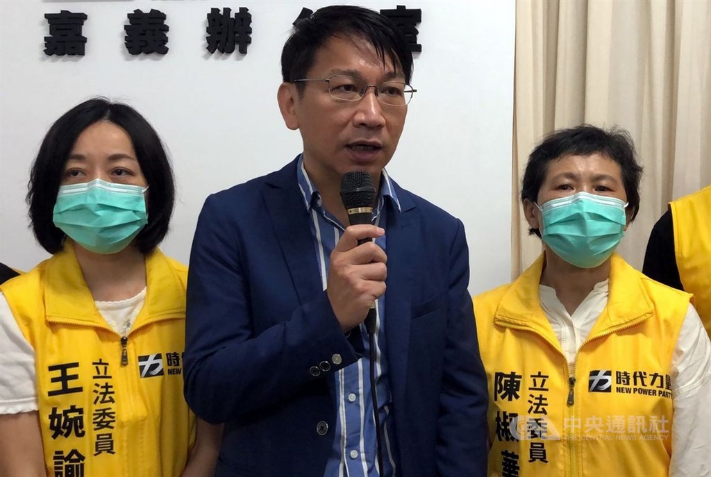 時代力量針對黨主席徐永明(中)因SOGO行賄案遭檢調調查一事發出聲明表示 ,臨時決策委員會決議即日起停止徐永明職務。(中央社檔案照片)