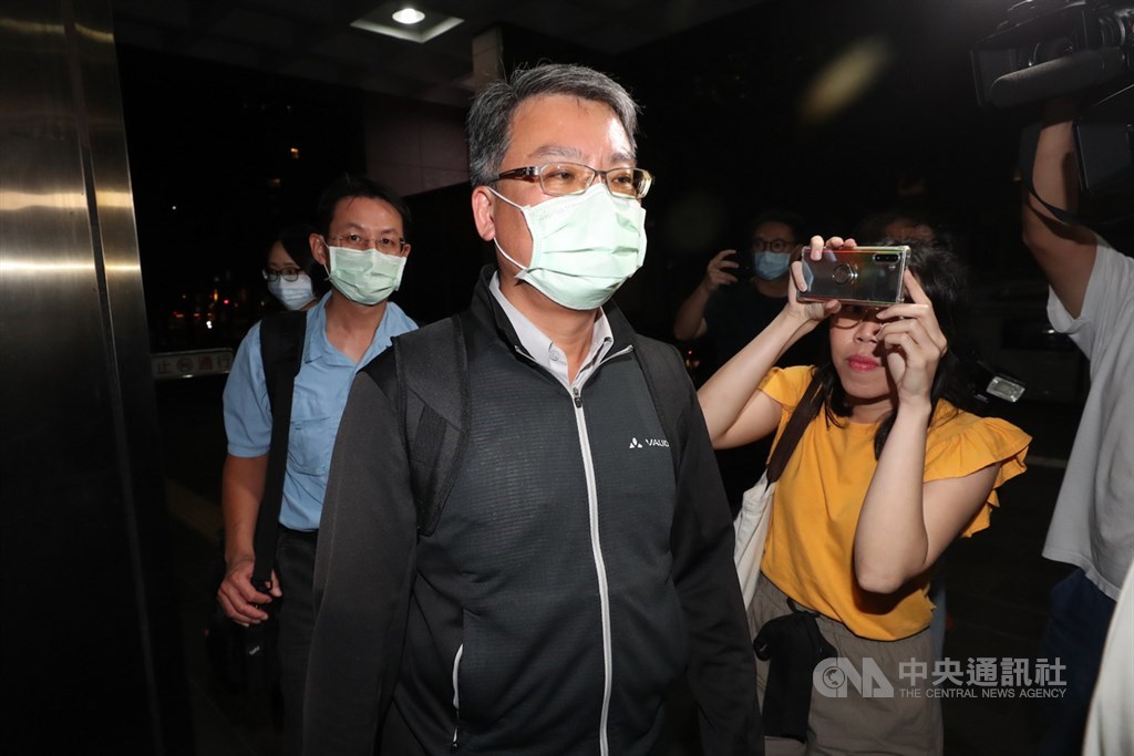 立委被控收賄介入SOGO經營權之爭,台北地檢署31日兵分65路搜索並約談相關人士,檢調另查出,立委趙正宇涉收殯葬業者賄絡,替殯葬業者關說變更陽明山國家公園內的土地劃分等弊案。陽明山國家公園管理處發言人張順發(前中)晚間至北檢說明。中央社記者裴禛攝 109年8月1日