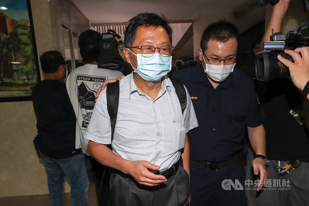 立委被控收賄介入SOGO經營權之爭,台北地檢署31日兵分65路搜索並約談相關人士,檢調另查出,立委趙正宇涉收殯葬業者賄絡,替殯葬業者關說變更陽明山國家公園內的土地劃分等弊案。陽明山國家公園管理處處長劉培東(前中)晚間至北檢說明。中央社記者裴禛攝 109年8月1日