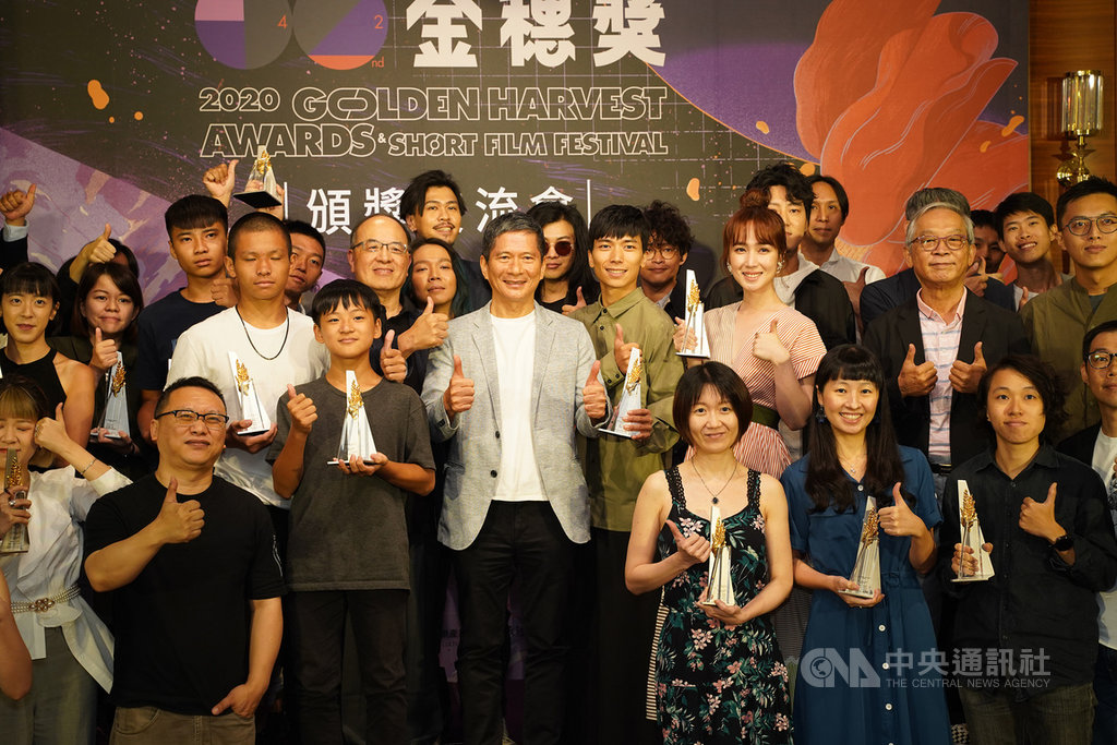 第42屆金穗獎頒獎交流餐會1日在台北舉行,文化部長李永得(中灰色外套者)出席,盼金穗獎能持續激勵台灣創作動力,為影視產業栽培明日之星。(國家電影及視聽文化中心提供)中央社記者王心妤傳真 109年8月1日