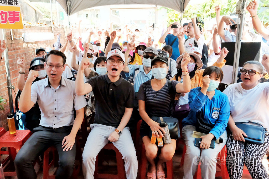 罷免桃園市議員王浩宇行動1日在桃園市中壢區總部舉行誓師活動,活動發起人唐平榮(前排左2)說,第二階段連署因有時間壓力,需要大量的人力、物力投入,呼籲認同「罷王」理念的民眾贊助「倒宇天光」募資計畫。中央社記者吳睿騏桃園攝 109年8月1日