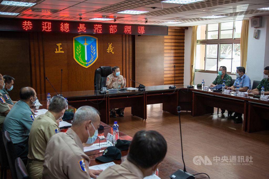 共軍多次出動機、艦繞台演訓,來自東部的威脅與日俱增,參謀總長黃曙光上將(中)7月31日下令,未來將整合作戰區內三軍部隊,強化聯合情監偵能量。(軍聞社提供)中央社記者游凱翔傳真 109年8月1日