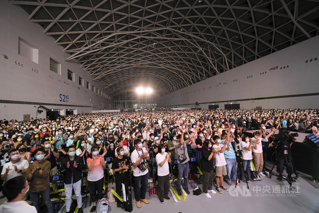 民進黨1日晚間高雄展覽館南館舉辦社群之夜,與會民眾在兼任黨主席的總統蔡英文率領下一同起身,以掌聲向已故前總統李登輝致敬。(陳其邁競選總部提供)中央社記者董俊志傳真 109年8月1日