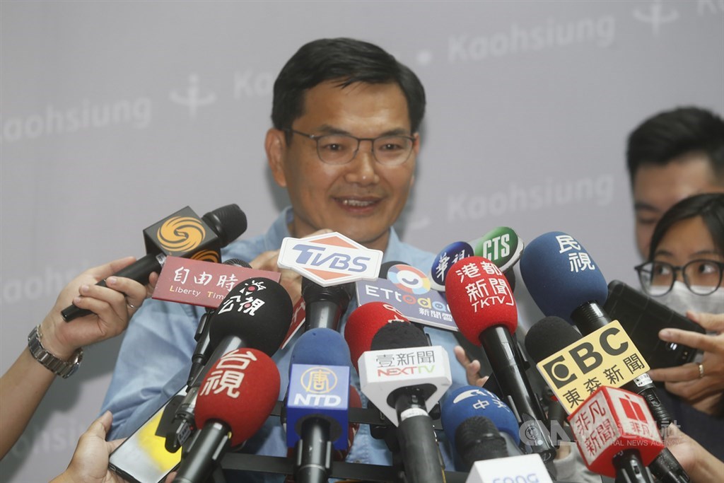 民眾黨高雄市長補選候選人吳益政(中)1日在公辦電視政見發表會上,提出解決極端氣候、極端政治、貧富差距等3大訴求,希望市民將藍綠擺一邊,選擇更好的人選,會後出面接受媒體聯訪。中央社記者董俊志攝 109年8月1日