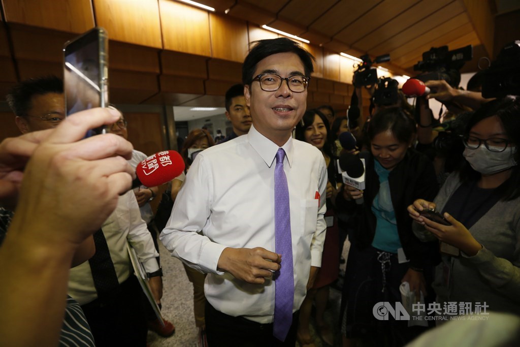 民進黨高雄市長補選候選人陳其邁(中)1日下午出席第3屆高雄市長補選公辦電視政見發表會,一改平日休閒式襯衫的穿著,以一件白襯衫、西裝褲、皮鞋搭配紫色領帶現身。中央社記者董俊志攝 109年8月1日