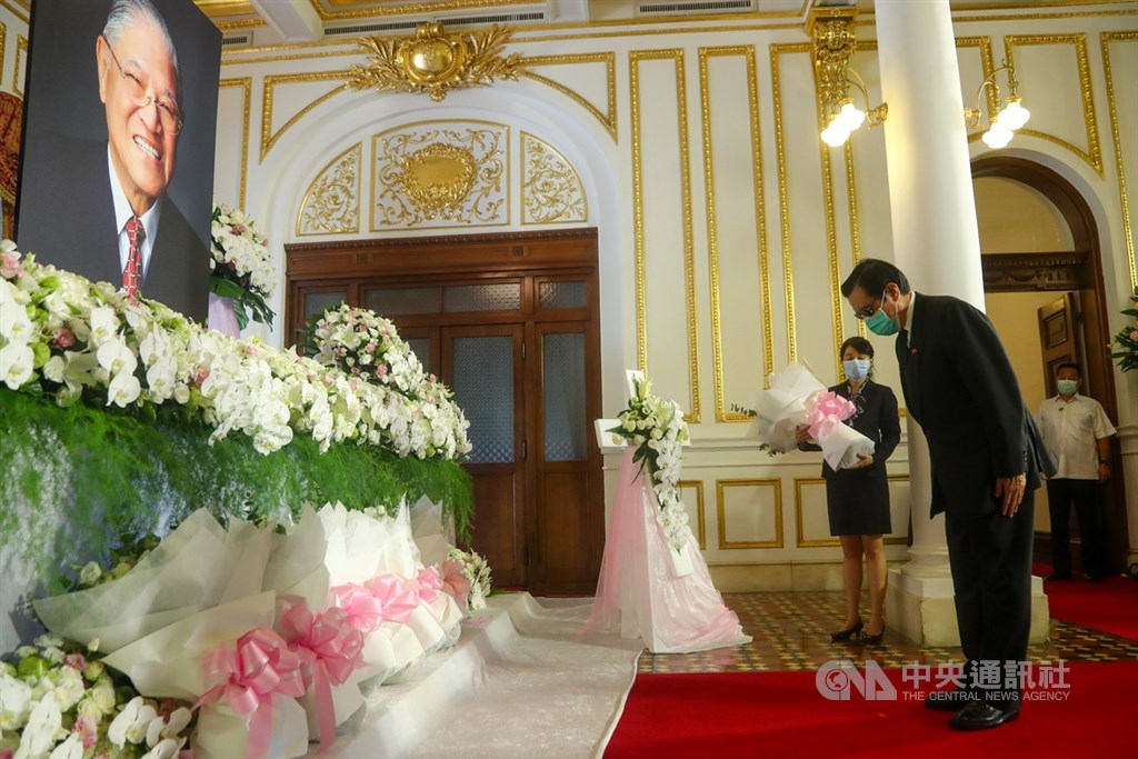 前總統李登輝辭世，前總統馬英九（前右）1日上午前往台北賓館致意。中央社記者王騰毅攝　109年8月1日