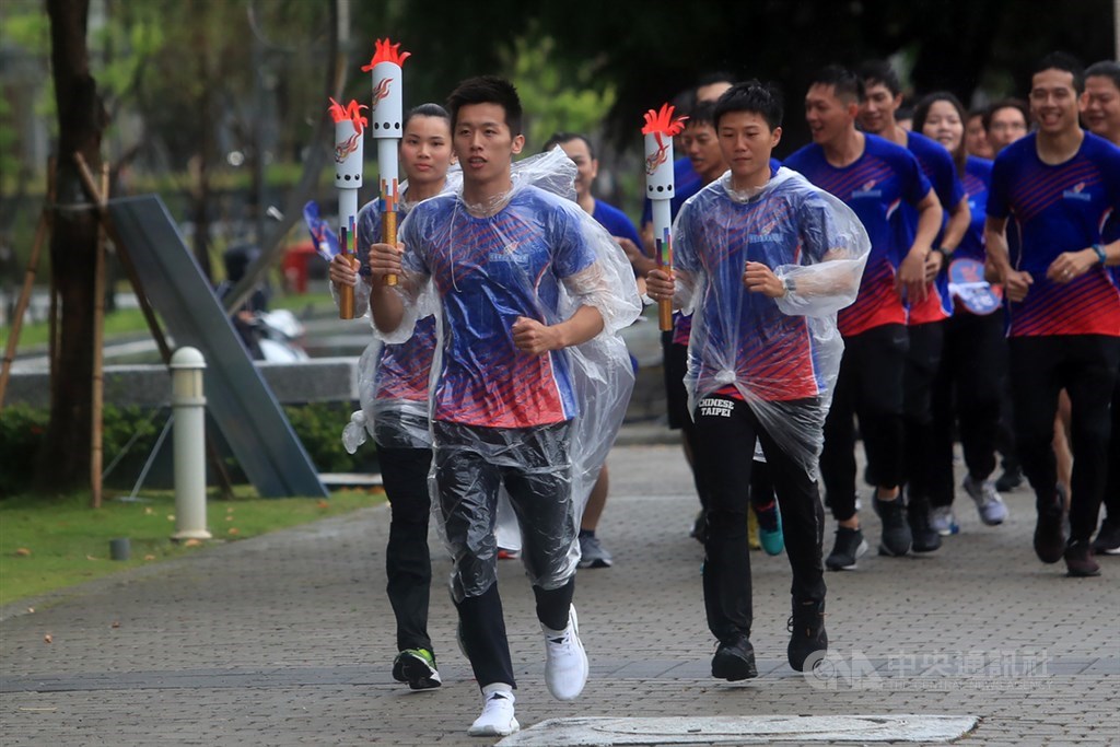 模擬東京奧運對抗賽開幕式1日下午在高雄舉行,「鞍馬王子」李智凱(前中)、羽球世界球后戴資穎(2排左)及射箭女將雷千瑩(2排右)擔任火炬手,一同傳遞聖火。中央社記者吳家昇攝 109年8月1日