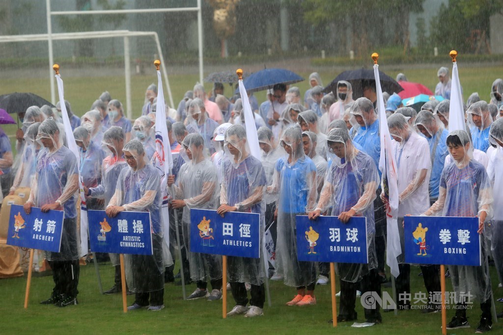 模擬東京奧運對抗賽1日下午進行開幕式,選手冒雨出席,典禮開始時,眾人低頭為已故前總統李登輝默哀。中央社記者吳家昇攝 109年8月1日