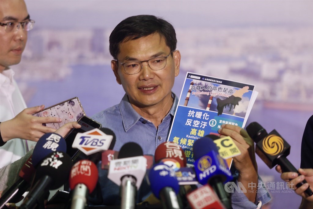 第3屆高雄市長補選公辦電視政見發表會1日下午登場,民眾黨候選人吳益政(中)受訪表示,政見會將關注空污議題。中央社記者董俊志攝 109年8月1日