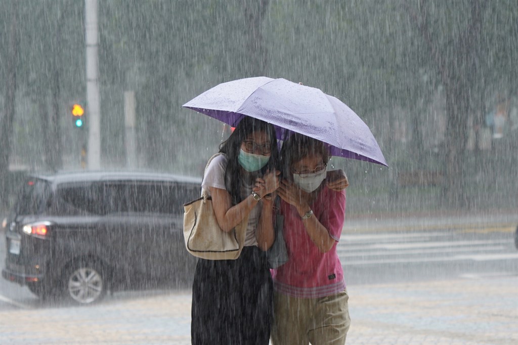 中央氣象局1日下午針對中南部6縣市發布大雨特報。(中央社檔案照片)