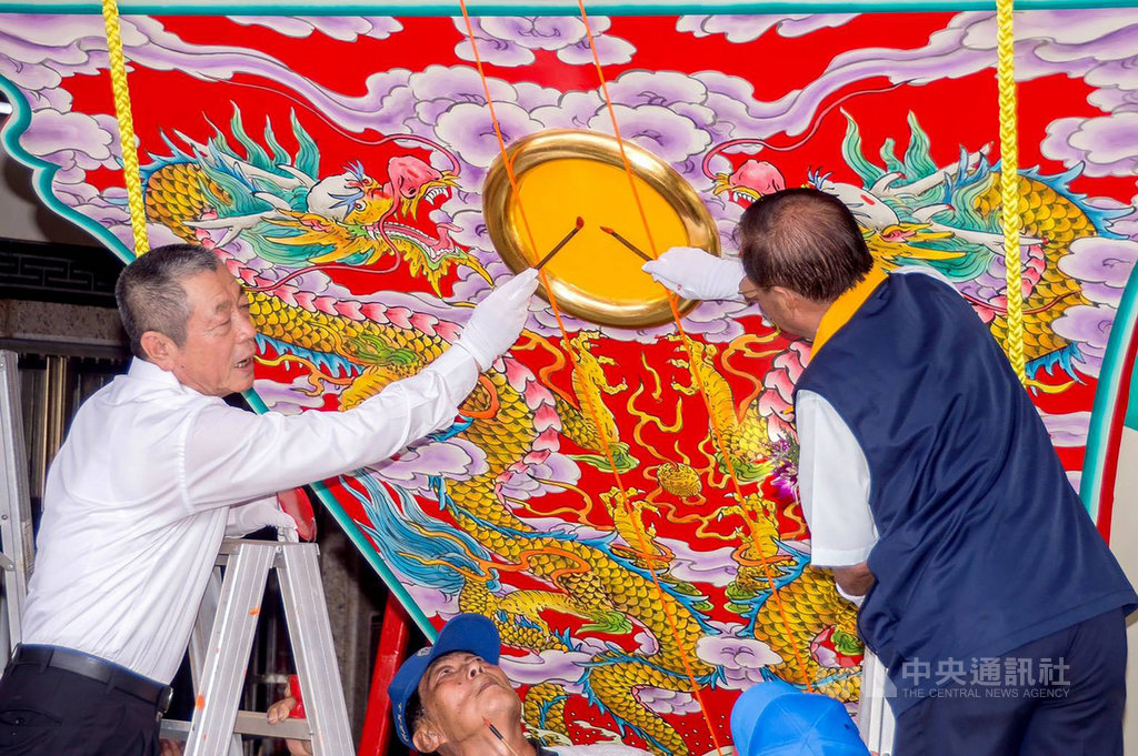 3年1科的屏東東港東隆宮王船祭民國110年將登場,動員大批工匠和民俗彩繪師,耗時5個月打造的王船日前完工,廟方1日循古禮舉辦開光點睛儀式。(東隆宮提供)中央社記者郭芷瑄傳真 109年8月1日
