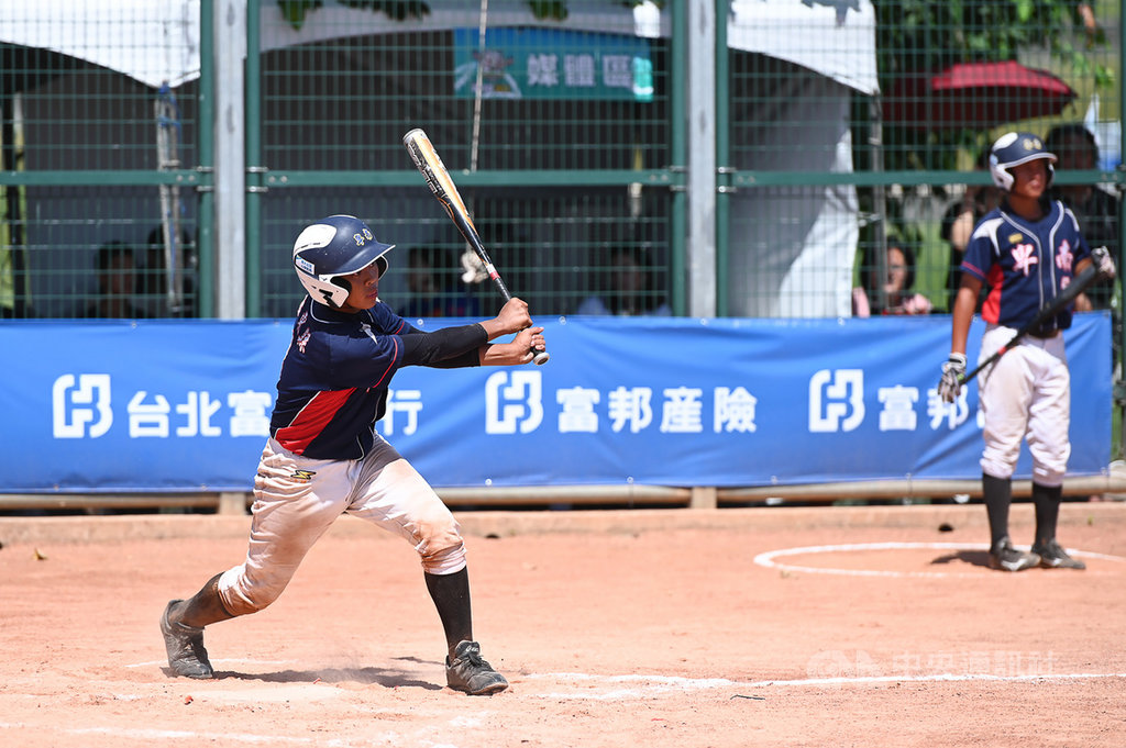 2020年第6屆富邦盃台灣12強少棒賽硬式組4強賽登場,台東縣卑南國小1日比賽一度落後,6局下,靠著郝晨安、余念祖(左)接連開轟助隊逆轉勝,晉級冠軍戰。(中華棒協提供)中央社記者楊啟芳傳真 109年8月1日