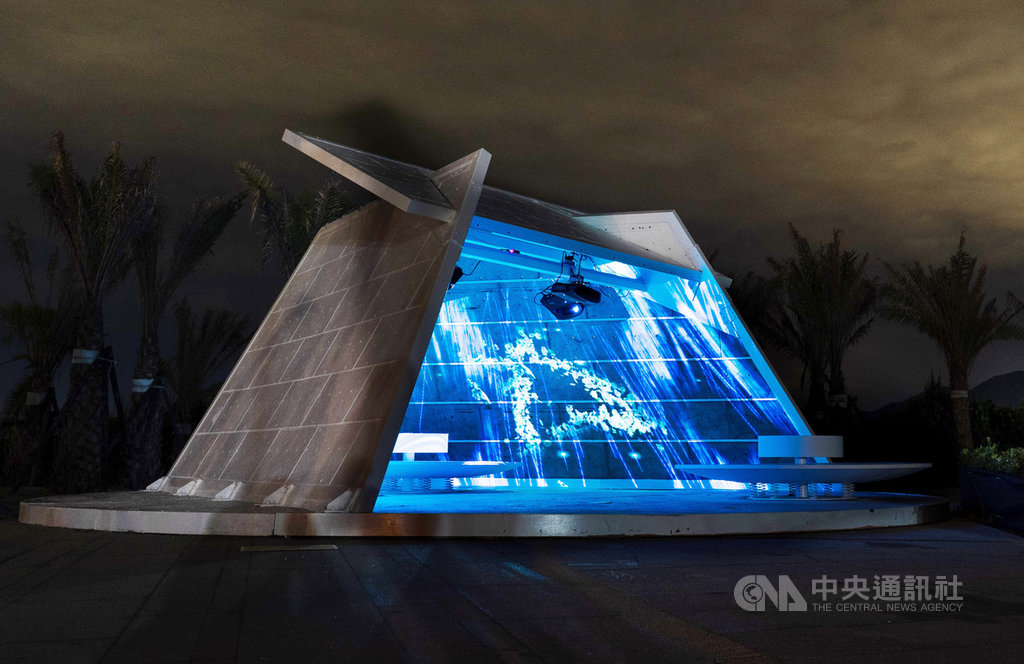 新北市政府與朱銘美術館合作,在金山地區4大景點朱銘美術館、中角灣國際衝浪基地、魚路古道及櫻花公園推出藝術展「光,和__作用」,1日起至31日登場,陪伴民眾度過絢爛夏夜。圖為中角灣國際衝浪基地展區「浮光」一景。(朱銘美術館提供)中央社記者黃旭昇新北市傳真 109年8月1日