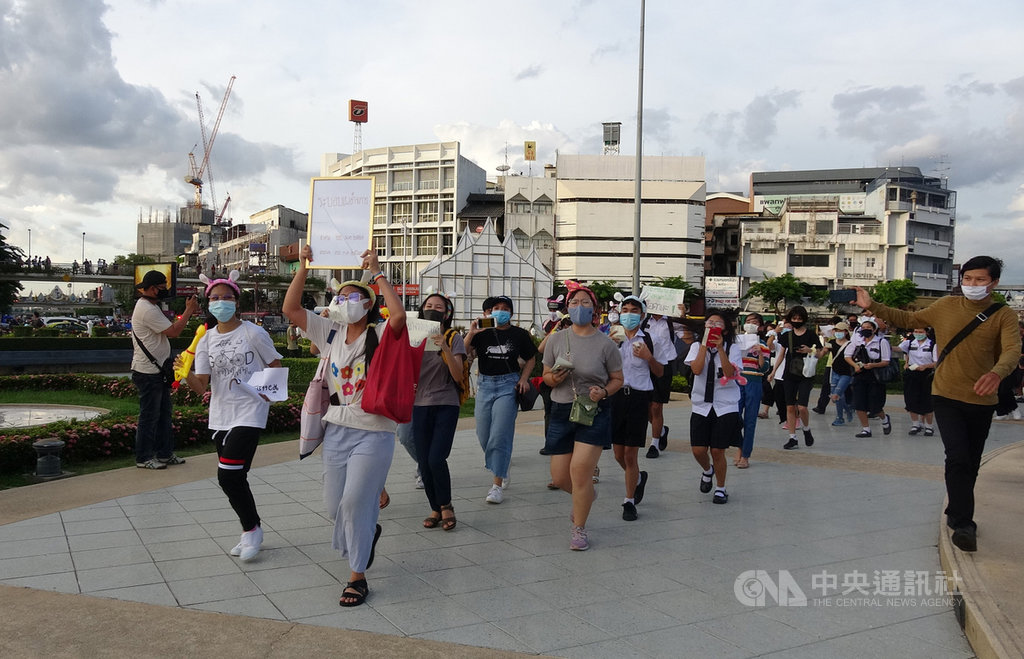 泰國學生7月30日傍晚在曼谷吞武里鄭信王大圓環前發起「跑吧哈姆太郎!」示威活動,要求解散國會。圖為抗議學生頭戴老鼠耳朵的裝飾品繞著大圓環跑步。中央社記者呂欣憓曼谷攝 109年8月1日
